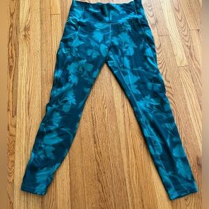 Patterned athletic leggings with side pockets